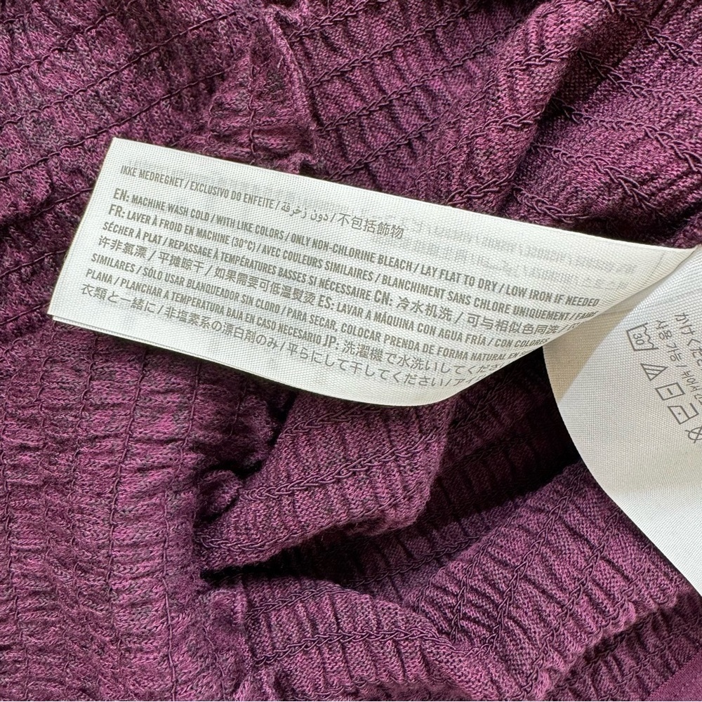 Hollister size large long sleeve size Large of shoulder - Picture 6 of 7